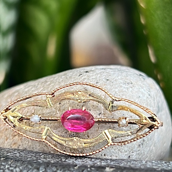 Vintage Jewelry - 10k gold ruby and pearl pin
